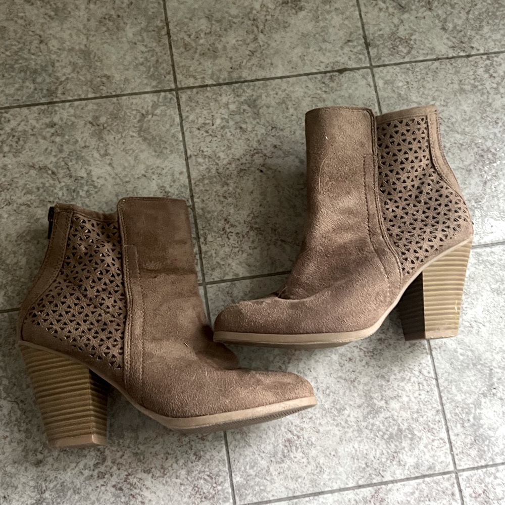 Size 6 1/2 womens bootie with heel